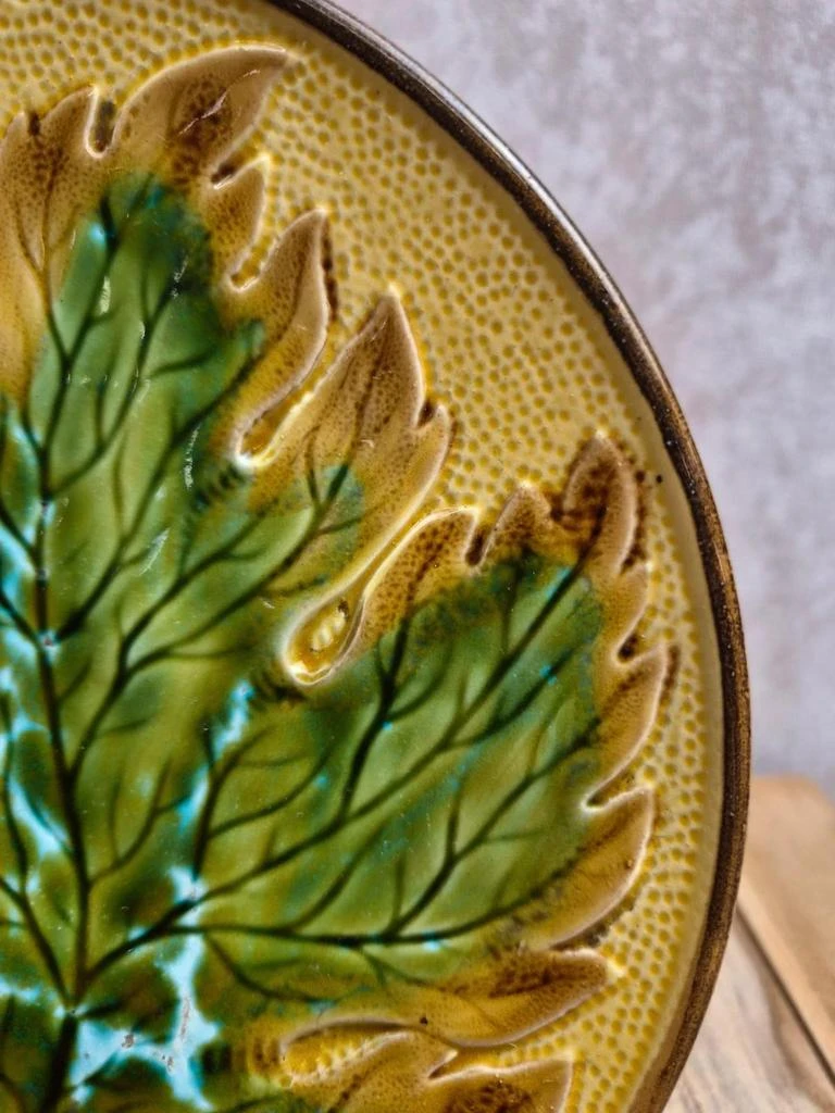 Prato de sobremesa antigo em barbotina - decoração de folhas em relevo - amarelo e verde – photo 2